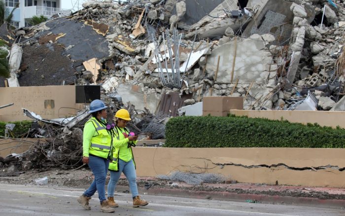 Bomberos de Florida terminan búsqueda de restos en edificio derrumbado