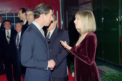 Carlos de Inglaterra y Barbra Streisand, una mutua admiración que pudo convertirse en algo más 2 Carlos y Barbra Streisand, en Wembley en abril de 1994.