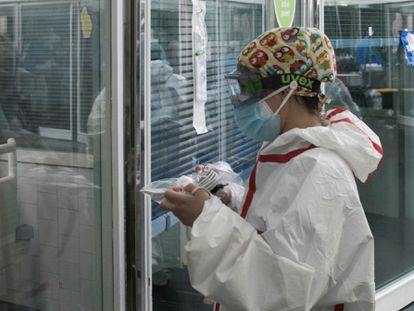 Cataluña aplaza toda la asistencia sanitaria no urgente para hacer frente al auge de la covid 2 La UCI para enfermos de covid del Hospital del Mar de Barcelona, en una imagen de archivo.