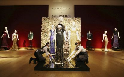 Dos chaquetas de Mick Jagger se venden por 150.000 euros en la subasta de L’Wren Scott siete años después de su muerte 2 Personal de Christie's retoca los maniquíes con las prendas de L'Wren Scott vendidas en subasta en Londres.