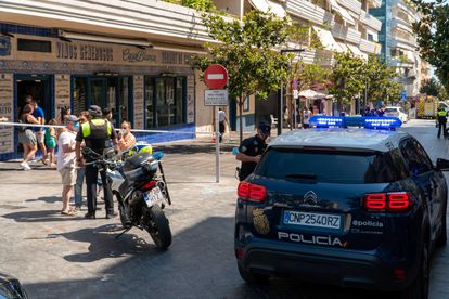 Dos heridos graves en un atropello múltiple en dos terrazas en Marbella 2 Varios agentes de policía en la zona donde ha sucedido el atropello múltiple.