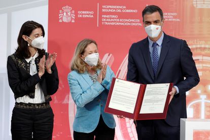 El emprendedor podrá proteger su vivienda en los concursos 2 El presidente del Gobierno, Pedro Sánchez (d), junto a la ministra de Justicia, Pilar Llop (i), y la vicepresidenta primera y ministra de Asuntos Económicos, Nadia Calviño (c).