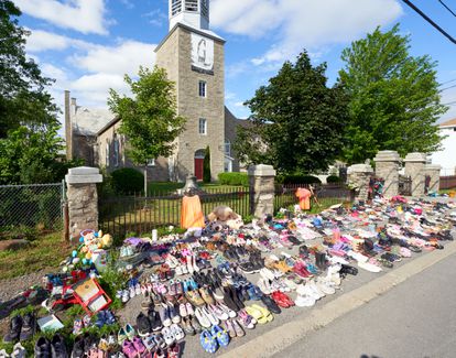 El fango y las azucenas 2 Flores y zapatos infantiles colocados frente a una iglesia en protesta tras el hallazgo de los restos de 215 niños en un orfanato.