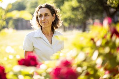 Elizabeth Kolbert: “La gente no ha salido de la pandemia abrazando la naturaleza; al revés” 2 Elizabeth Kolbert retratada el 20 de junio en Cambridge (EE UU).