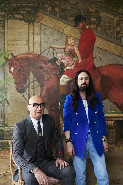 Gucci custodia y expone 100 años de moda en sus nuevos archivos de Florencia 2 Marco Bizarri, CEO de Gucci (sentado a la izquierda) junto a Alessandro Michele, director creativo de la firma.