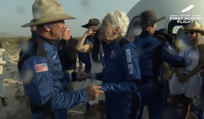 Jeff Bezos alcanza el espacio y culmina con éxito el vuelo con tripulantes de la nave de Blue Origin 2 Jeff Bezos, a la izquierda, habla con la piloto Wally Funk junto a la cápsula tras aterrizar.
