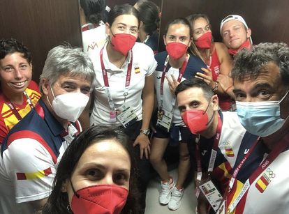 La gran burbuja olímpica 2 Garbiñe Muguruza, con camiseta blanca en el centro, y Carla Suárez, a la izquierda, con el equipo español de tenis en Tokio, en una imagen de la federación española.