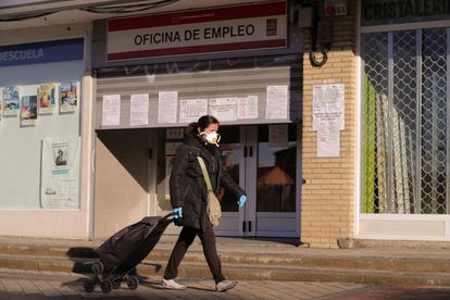 Los interinos que suspendan la oposición serán indemnizados con 20 días por año trabajado 2 Una mujer pasa ante una oficina de empleo en Madrid el 2 de abril de 2020.