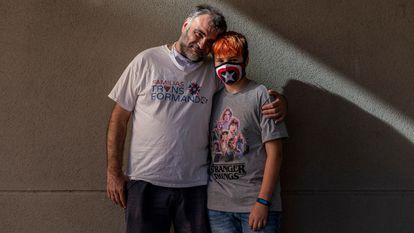 Menores ‘trans’, el primer paso de una carrera de fondo: “Yo soy una niña pero tengo pene” 2 Axel y su padre, Gustavo, en las instalaciones comunes de la urbanización del madrileño barrio de Usera donde viven.