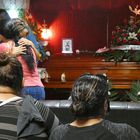 Pueblos en llamas y matanza de civiles: la guerra del narco de la era López Obrador 4 MEX5221. REYNOSA (MÉXICO) 21/06/2021.- Familiares y amigos despiden hoy a Ángel Fernando Ruiz Flores, joven fallecido durante el ataque de un comando armado en ciudad Reynosa, estado de Tamaulipas (México). Los padres de una de las 14 personas que fueron asesinadas el pasado sábado en varios ataques de grupos criminales en la ciudad de Reynosa, norte de México, reclamaron este lunes justicia por la muerte a sangre fría, y al parecer al azar, de su hijo. EFE/Martín Juárez