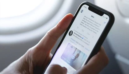 SOS, Twitter 2 Una persona navega por la red social Twitter.