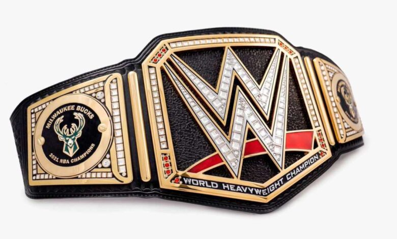 Triple H presenta a los Milwaukee Bucks con un cinturón personalizado del título del campeonato de la WWE 1 Triple H presenta a los Milwaukee Bucks con un cinturon