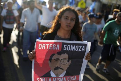 Una primavera lejana 2 Una mujer con una pancarta contra Daniel Ortega durante una protesta en Managua (Nicaragua).