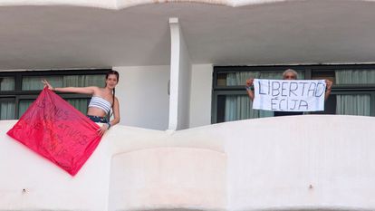¡Yo también estuve en Mallorca! 2 Dos jóvenes en aislamiento en el hotel Palma Bellver de Palma portan sendas pancartas pidiendo salir del hotel.