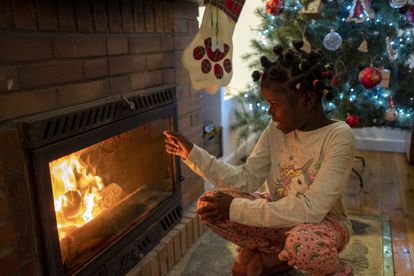 Ellas y el futuro olímpico de Chad 4 Al llegar a la casa de una de las familias de acogida, Grace se quedó ensimismada con la chimenea, hasta que el dolor de su dedo tras tocar el cristal del casete la sacó de su embelesamiento.