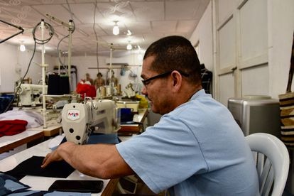 Exguerrilleros de las FARC llegan a la vitrina de la moda en Colombia 4 Diosenel Criado, un experimentado sastre que cosió camuflados por 16 años en la guerrilla, integra Fariana Confecciones.