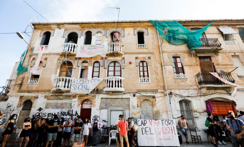 La presión vecinal retrasa el desalojo de 12 familias de dos edificios en riesgo de derrumbe en Valencia 1 1627930940 La presion vecinal retrasa el desalojo de 12 familias de