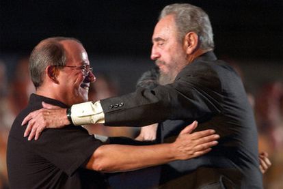 Silvio Rodríguez: “Debemos escuchar todas las voces, y mucho más las propias” 4 Fidel Castro y el cantautor Silvio Rodríguez, en una imagen de 2004.