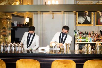 Infiltrada en el hotelazo 6 Dos camareros preparan sendos cócteles en el hotel Mandarin Oriental Ritz de Madrid.
