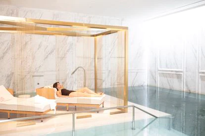 Infiltrada en el hotelazo 9 La periodista descansa en la piscina del Mandarin Oriental Ritz.