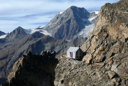 La arquitectura como una construcción viva 3 Refugio en memoria del arquitecto-alpinista Luca Pasqualetti levantado por Roberto Dini y Stefano Girodo en una cima del valle de Aosta (Italia) a 3.000 metros de altura.
