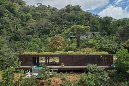 La arquitectura como una construcción viva 4 El estudio checo Formafatal diseñó esta casa en Puntarenas (Costa Rica) empleando celosías metálicas y plantando vegetación local sobre la cubierta para integrar la vivienda y rebajar el calentamiento del sol.