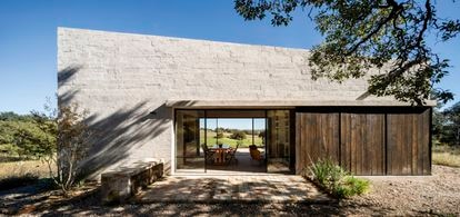 La arquitectura como una construcción viva 5 Diseñada por Pérez Palacios Arquitectos, esta austera casa unifamiliar en Aculco, al noroeste de Ciudad de México, cede todo el protagonismo al paisaje circundante.