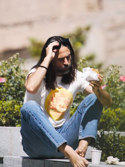 Hugo Silva: “Yo no puedo estar un año parado. Tengo dos niños y una hipoteca” 3 Hugo Silva con abrigo y camisa LOUIS VUITTON y pantalón LOREAK MENDIAN