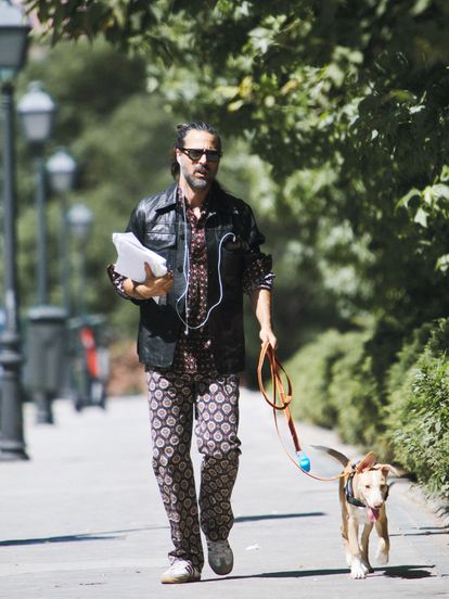 Hugo Silva: “Yo no puedo estar un año parado. Tengo dos niños y una hipoteca” 4 Hugo Silva pasea al perro vestido de Prada.