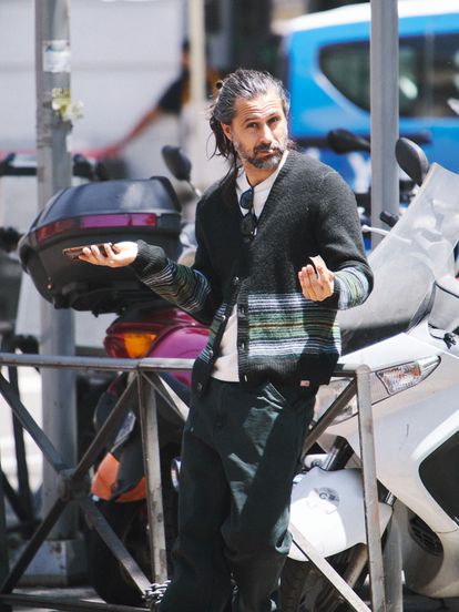 Hugo Silva: “Yo no puedo estar un año parado. Tengo dos niños y una hipoteca” 6 Hugo Silva viste CARHARTT WIP.