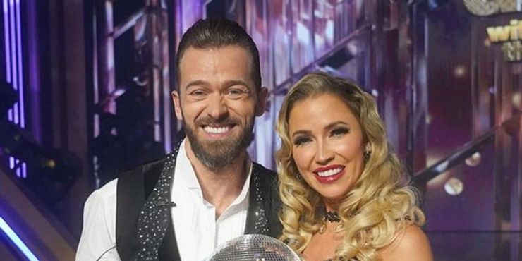 DWTS: un desglose de lo que se les paga a los bailarines, estrellas y presentadores 3 1628970342 148 DWTS un desglose de lo que se les paga a.5