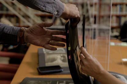 Un legado inédito para mantener viva la memoria del exilio español 3 Algunas de las imágenes contienen datos al reverso, pero gran parte del archivo permanece sin información.