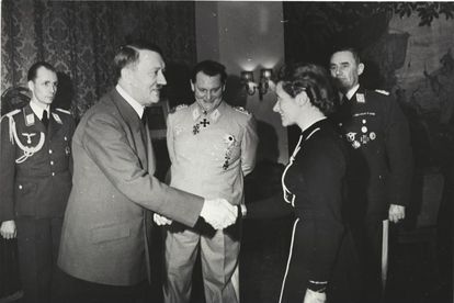 Dos aviadoras opuestas y rivales en la Alemania del III Reich 3 Hanna Reitsch recibe la Cruz de Hierro de manos de Hitler, en presencia de Goering, en 1941.