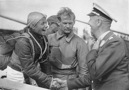 Dos aviadoras opuestas y rivales en la Alemania del III Reich 4 Hanna Reitsch felicitada a la vuelta de uno de sus vuelos.