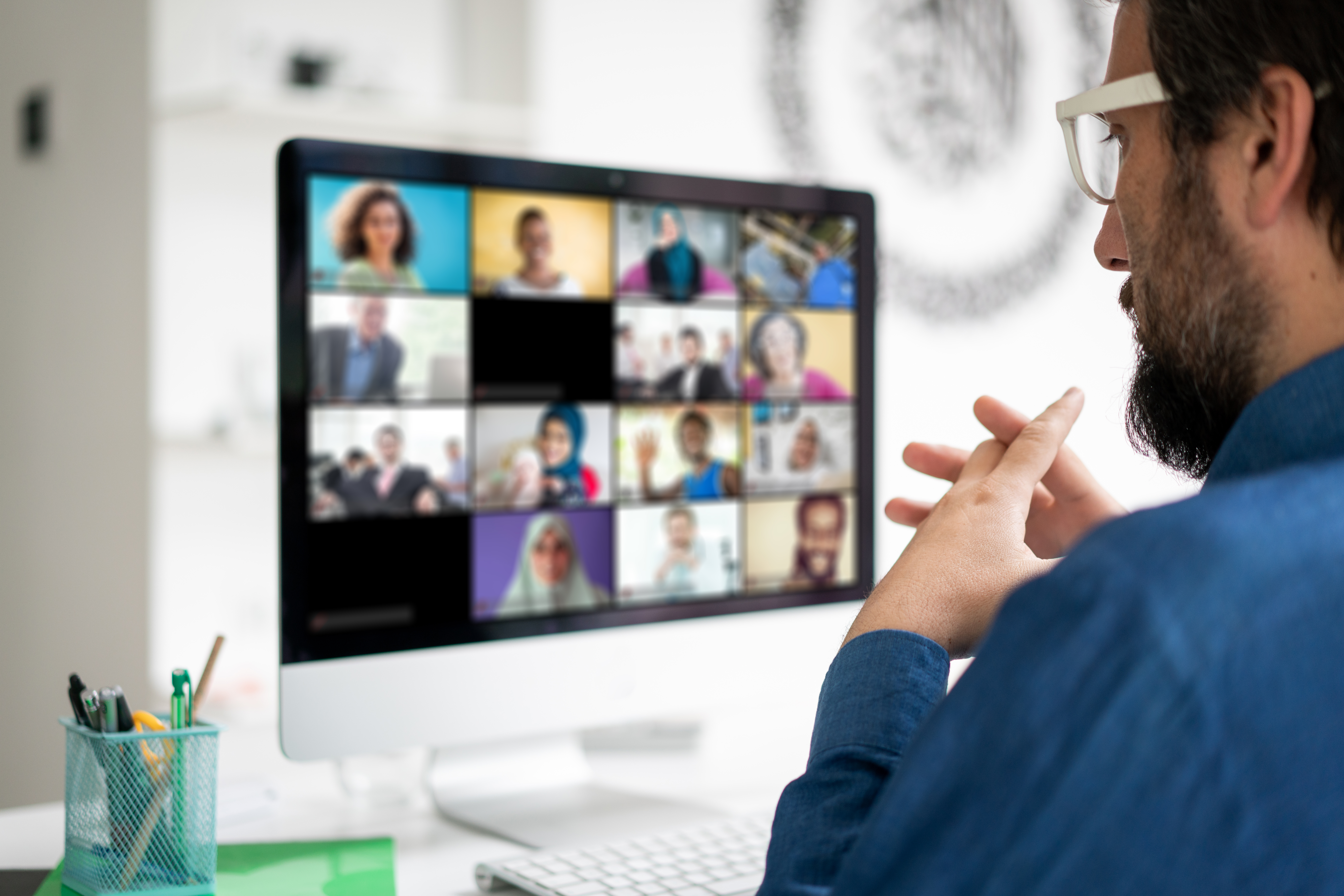 Resumen de Extra Crunch: Toast y Freshbook S-1, consejos previos al lanzamiento, lecciones de financiación flexible 3 Imagen de un gerente hablando con su equipo a través de una videoconferencia.