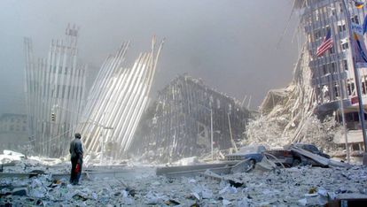 Un hombre contempla entre los escombros las ruinas de las Torres Gemelas.