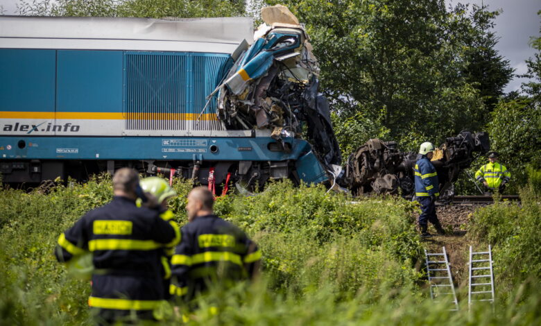Al menos tres muertos y decenas de heridos en un choque de trenes en la República Checa 1 Al menos tres muertos y decenas de heridos en un