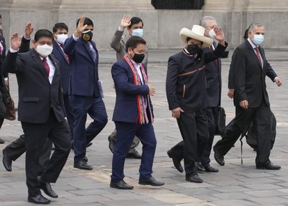 Pedro Castillo, con sombrero, junto al ministro de Economía (a la izquierda de Castillo) y el primer ministro, Guido Bellido, a su derecha, en los alrededores del Congreso, este jueves en Lima.