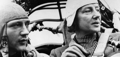 Dos aviadoras opuestas y rivales en la Alemania del III Reich 2 La aviadora Melitta von Stauffenberg, a la derecha, durante uno de sus vuelos, junto a un copiloto no identificado.