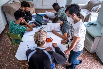 El Gobierno aplaza el plan para facilitar papeles a menores migrantes 2 Menores inmigrantes tutelados en un piso de la Generalitat valenciana, el pasado junio.