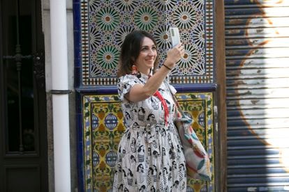 “Estoy soprendidísima de que hayan dado a Madrid el Patrimonio de la Humanidad” 2 Sonia Taravilla, autora de la cuenta en Instagram y Twitter de "Un sereno de Madrid", ante los azulejos de la Bodega del Águila, en La Latina.