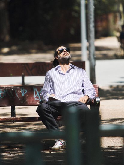 Hugo Silva: “Yo no puedo estar un año parado. Tengo dos niños y una hipoteca” 2 Hugo Silva al sol con camisa de Louis Vuitton.
