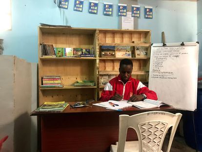 La biblioteca nacida de un reportaje periodístico de Eriss Khajira 2 Un alumno de secundaria estudia en la biblioteca que ha instalado el Centro Big5 en el suburbio Komarock.