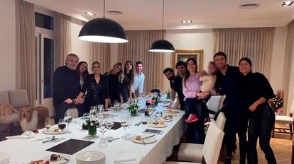 La foto de cumpleaños de la primera dama argentina pone a prueba la fortaleza electoral del peronismo 3 El presidente de Argentina, Alberto Fernández, (izquierda) posa junto a una decena de invitados durante la celebración del cumpleaños de su esposa, Fabiola Yáñez (tercera desde la izquierda), el 14 de julio de 2020.