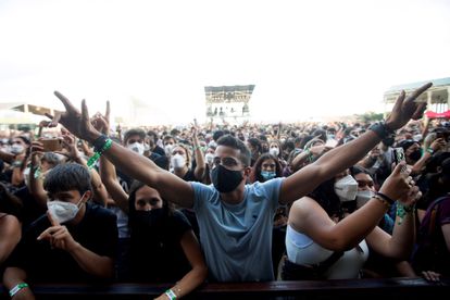 La paradoja de la pandemia 2 Varios jóvenes con mascarilla en el festival Cruïlla de Barcelona celebrado en julio.