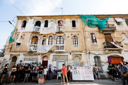 La presión vecinal retrasa el desalojo de 12 familias de dos edificios en riesgo de derrumbe en Valencia 2 Protesta en contra del desalojo de dos inmuebles de la calle de Manuel Arnau, en Valencia.