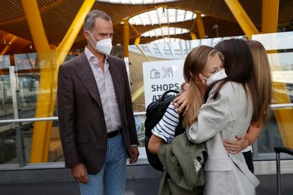 La princesa Leonor se abraza a su madre, la reina Letizia, y a su hermana, la infanta Sofía, en presencia de su padre, el rey Felipe VI, antes de viajar a Gales para seguir sus estudios, este lunes en el aeropuerto de Madrid.
