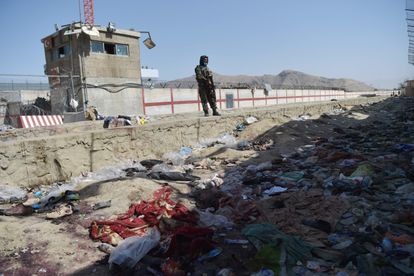Un talibán hacía guardia este viernes en el lugar donde un terrorista suicida se inmoló el jueves junto a una puerta del aeropuerto de Kabul.
