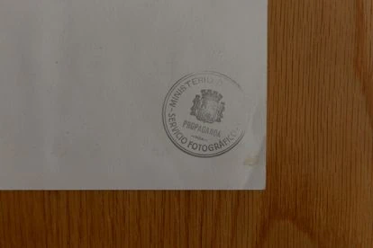 Un legado inédito para mantener viva la memoria del exilio español 2 Un sello oficial en la parte posterior de una de las fotografías.
