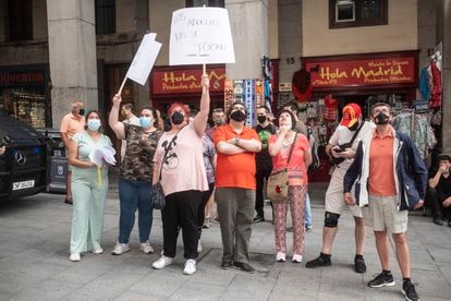 Así se fabrica una mentira: el bulo de la cuidadora okupa inventado para acosar a una inquilina inmigrante 4 Familiares, amigos y simpatizantes de Carmen Franquelo hacen un escrache este miércoles frente al edificio donde sigue la joven.